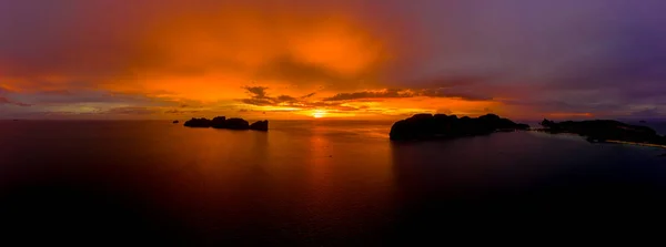 Flygfoto över Phi Phi, Maya strand med blå turkos havsvatten, — Stockfoto