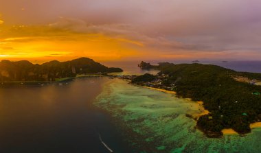Phi Phi 'nin havadan görünüşü, Maya sahilinde mavi turkuaz deniz suyu.,