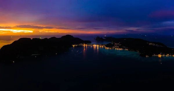 Вид згори на Пхі Пхі, Майя пляж з блакитною бірюзовою морською водою., — стокове фото
