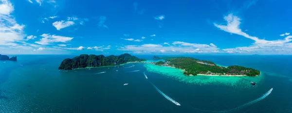 Panorama delle isole tropicali Phi Phi Don e Phi Phi Leh in mare . — Foto Stock