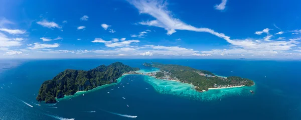 Vue de dessus de l'île tropicale avec des roches calcaires et bleu clair — Photo