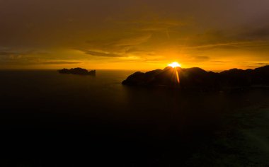 Phi Phi 'nin havadan görünüşü, Maya sahilinde mavi turkuaz deniz suyu.,