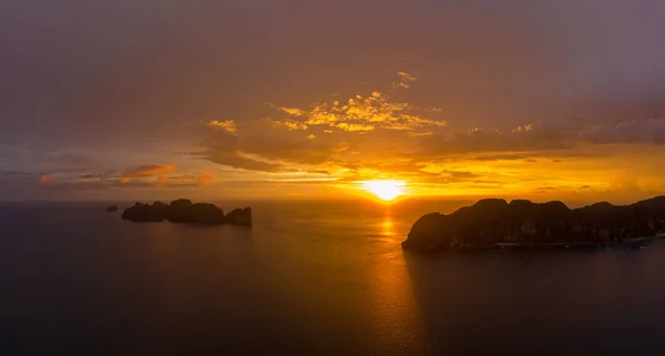 Aerial view of Phi Phi, Maya beach with blue turquoise seawater, — Stock Photo, Image