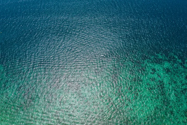 Foto aérea de dron del icónico agua turquesa tropical Pileh Lago — Foto de Stock