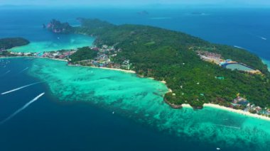 Koh Phi Phi Don - Anand Denizi 'ndeki körfez manzarası. Tropikal ada Phi-Phi Don 'un cennet kıyısı. Krabi Eyaleti, Tayland. Seyahat tatili geçmişi.