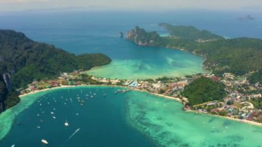 Koh Phi Phi Don - Anand Denizi 'ndeki körfez manzarası. Tropikal ada Phi-Phi Don 'un cennet kıyısı. Krabi Eyaleti, Tayland. Seyahat tatili geçmişi.