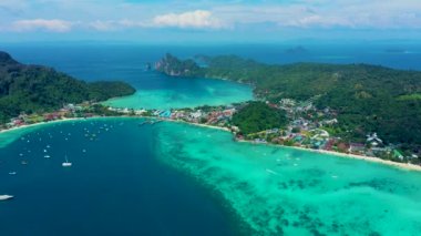 Phi Phi Adaları, Tayland, İHA görüntüleri, Maya Körfezi 'nin yanında bir sürü tekne, yat, güzel hava, görünür dağlar, orman, lagün, turkuaz, mavi su.
