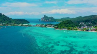 Phi Phi Adaları, Tayland, İHA görüntüleri, Maya Körfezi 'nin yanında bir sürü tekne, yat, güzel hava, görünür dağlar, orman, lagün, turkuaz, mavi su.