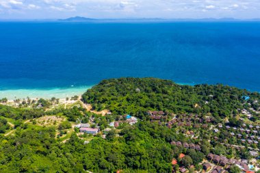 Mavi berrak su ve tekneler. Yeşil tropik ada Phi Phi, palmiye