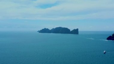 Yukarıdan, güzel Maya Körfezi 'yle Koh Phi Phi Leh' in (Phi Phi Adası) göz kamaştırıcı hava manzarası. Turkuaz ve berrak su kireçtaşı dağlarıyla çevrili beyaz bir plajı yıkıyor. Tayland.