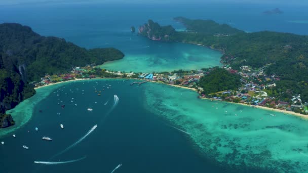 Koh Phi Phi Don - Letecký pohled na záliv v andamanském moři z vyhlídkového bodu. Pobřeží ráje tropického ostrova Phi-Phi Don. Provincie Krabi, Thajsko. Cestovní dovolená pozadí. — Stock video