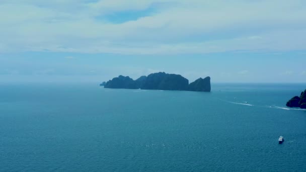 Pohled shora, ohromující letecký pohled na Koh Phi Phi Leh (Phi Phi Island) s krásnou Maya Bay. Tyrkysová a čistá voda koupe bílou pláž obklopenou vápencovou horou. Thajsko. — Stock video