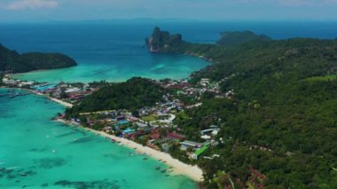 Koh Phi Phi Don - Anand Denizi 'ndeki körfez manzarası. Tropikal ada Phi-Phi Don 'un cennet kıyısı. Krabi Eyaleti, Tayland. Seyahat tatili geçmişi.