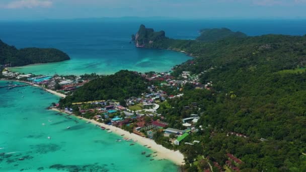 Koh Phi Phi Don - Aerial view of bay in andaman sea from View Point. Paradise coast of tropical island Phi-Phi Don. Krabi Province, Thailand. Travel vacation background. — Stock Video