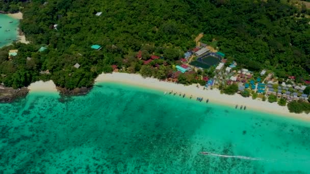 Vista aérea del barco de cola larga en el mar, vista desde arriba. Vídeo aéreo de Long tail Boat flotando en un mar azul turquesa y verde. Paisaje tropical Isla Phi Phi, Mar de Andamán, Krabi, Tailandia — Vídeos de Stock