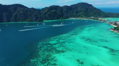 Koh Phi Phi Don - Anand Denizi 'ndeki körfez manzarası. Tropikal ada Phi-Phi Don 'un cennet kıyısı. Krabi Eyaleti, Tayland. Seyahat tatili geçmişi.