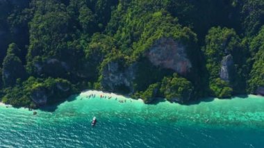 Koh Phi Phi Don Batı Ton Sai uçurumlarının maymun sahili yakınlarındaki kristal berrak körfeze bakan hava görüntüleri.