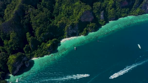 Luchtbeelden van Koh Phi Phi Don Western Ton Sai baai kliffen met uitzicht op kristalheldere baai in de buurt van apenstrand — Stockvideo