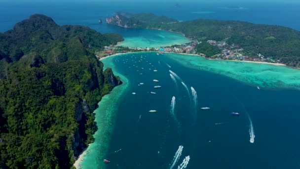 Eau claire turquoise. Yachts, bateaux flottant. Gradient d'eau du bleu clair au bleu foncé. Phi Phi don île, tir à partir d'un drone de l'air. Sable blanc, arbres verts, palmiers et grandes collines. — Video