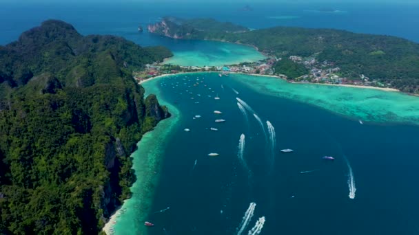 Água cristalina turquesa. Iates, barcos a flutuar. Gradiente de água da luz ao azul escuro. Phi Phi Don Island, atirando de um drone do ar. Areia branca, árvores verdes, palmeiras e grandes colinas. — Vídeo de Stock