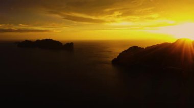Phi Phi, Maya plajı mavi turkuaz deniz suyu, dağ tepeleri ve tropikal yeşil orman ağaçları günbatımında Andaman denizi ile yaz aylarında Phuket adasında, Tayland seyahatinde. Doğa. Panorama