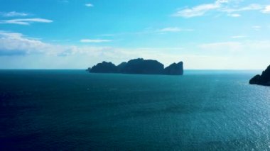 Yukarıdan, güzel Maya Körfezi 'yle Koh Phi Phi Leh' in (Phi Phi Adası) göz kamaştırıcı hava manzarası. Turkuaz ve berrak su kireçtaşı dağlarıyla çevrili beyaz bir plajı yıkıyor. Tayland.