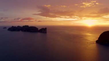 Phi Phi Adaları panoraması, Krabi Eyaleti, Tayland / Tayland. Deniz ve adalar üzerinde muhteşem bir gün batımı. Tropiklerde inanılmaz bir alacakaranlık ve sakin Hint okyanusunda