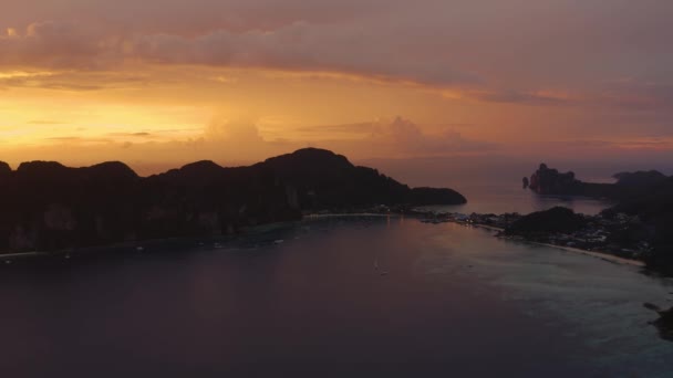 A panoráma a Phi Phi-szigetek, Krabi tartomány, Thaiföld / Thai. Látványos színű naplemente a tenger és a szigetek felett. Csodálatos alkonyat a trópusokon és a nyugodt Indiai-óceánon — Stock videók