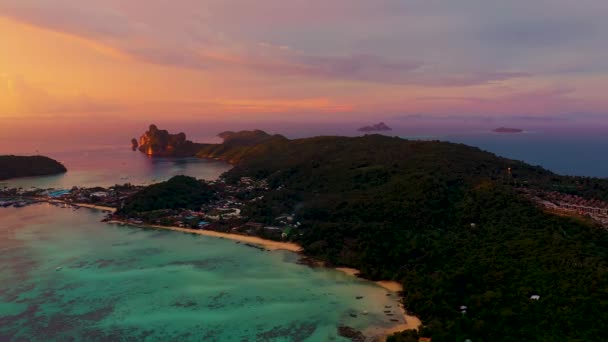 Vista aérea de Phi Phi, playa Maya con agua de mar azul turquesa, colinas de montaña y árboles de bosque verde tropical al atardecer con el mar de Andamán en la isla de Phuket en verano, Tailandia en viaje. Naturaleza. Panorama — Vídeos de Stock