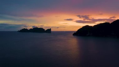 Phi Phi, Maya plajı mavi turkuaz deniz suyu, dağ tepeleri ve tropikal yeşil orman ağaçları günbatımında Andaman denizi ile yaz aylarında Phuket adasında, Tayland seyahatinde. Doğa.