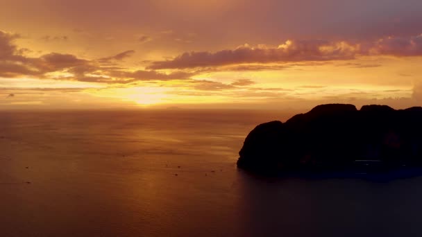 A panoráma a Phi Phi-szigetek, Krabi tartomány, Thaiföld / Thai. Látványos színű naplemente a tenger és a szigetek felett. Csodálatos alkonyat a trópusokon és a nyugodt Indiai-óceánon — Stock videók