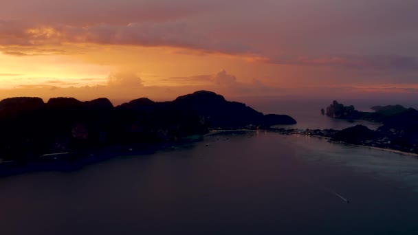 A panoráma a Phi Phi-szigetek, Krabi tartomány, Thaiföld / Thai. Látványos színű naplemente a tenger és a szigetek felett. Csodálatos alkonyat a trópusokon és a nyugodt Indiai-óceánon — Stock videók