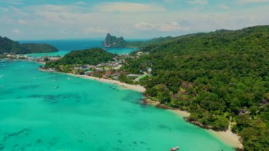 Phi Phi, Maya plajı mavi turkuaz deniz suyu, dağ tepeleri ve tropikal yeşil orman ağaçları günbatımında Andaman denizi ile yaz aylarında Phuket adasında, Tayland seyahatinde. Doğa.