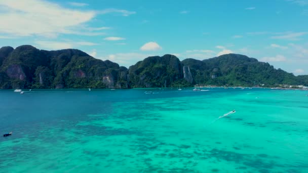 Vista aerea di Phi Phi, spiaggia Maya con acqua di mare turchese blu, colline di montagna e alberi di foresta verde tropicale al tramonto con il mare delle Andamane nell'isola di Phuket in estate, Thailandia in viaggio. Natura . — Video Stock