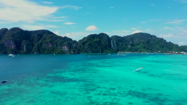 Vista aérea de Phi Phi, playa Maya con agua de mar azul turquesa, colinas de montaña y árboles de bosque verde tropical al atardecer con el mar de Andamán en la isla de Phuket en verano, Tailandia en viaje. Naturaleza . — Vídeos de Stock