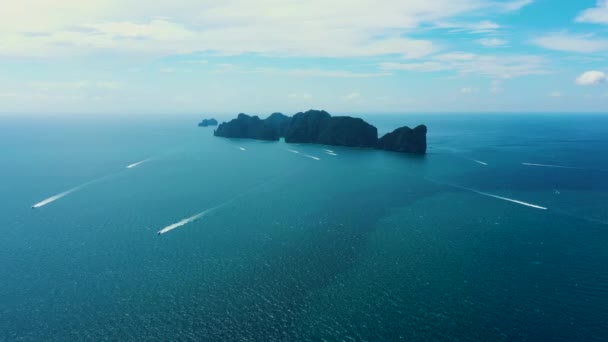 Widok z lotu psi Phi Phi, Maya plaży z niebieską turkusową wodą morską, wzgórza górskie i tropikalne zielone drzewa leśne o zachodzie słońca z Andaman morza na wyspie Phuket w lecie, Tajlandia w podróży. Przyroda. — Wideo stockowe
