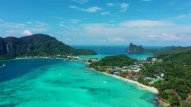 Phi Phi, Maya plajı mavi turkuaz deniz suyu, dağ tepeleri ve tropikal yeşil orman ağaçları günbatımında Andaman denizi ile yaz aylarında Phuket adasında, Tayland seyahatinde. Doğa.