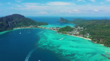 Phi Phi, Maya plajı mavi turkuaz deniz suyu, dağ tepeleri ve tropikal yeşil orman ağaçları günbatımında Andaman denizi ile yaz aylarında Phuket adasında, Tayland seyahatinde. Doğa.