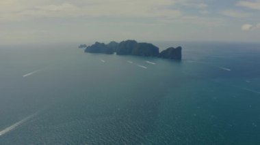 Yukarıdan, güzel Maya Körfezi 'yle Koh Phi Phi Leh' in (Phi Phi Adası) göz kamaştırıcı hava manzarası. Turkuaz ve berrak su kireçtaşı dağlarıyla çevrili beyaz bir plajı yıkıyor. Tayland.