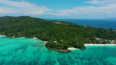 Phi Phi Adaları, Tayland, İHA görüntüleri, Maya Körfezi 'nin yanında bir sürü tekne, yat, güzel hava, görünür dağlar, orman, lagün, turkuaz, mavi su.