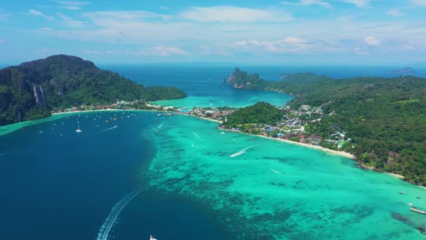 Вид с воздуха на Пхи Пхи, пляж Майя с голубой бирюзовой морской водой, горные холмы и тропические зеленые леса на закате с Андаманским морем на острове Пхукет летом, Таиланд в путешествии. Природа . — стоковое видео