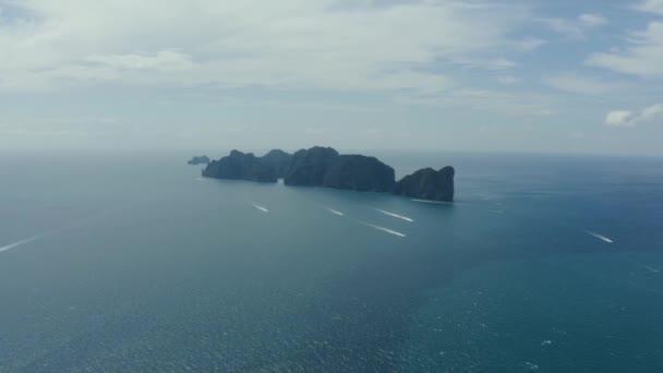 Vista desde arriba, impresionante vista aérea de Koh Phi Phi Leh (Phi Phi Island) con la hermosa bahía Maya. Un agua turquesa y clara baña una playa blanca rodeada de montañas de piedra caliza. Tailandia . — Vídeo de stock