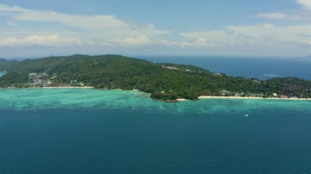 Острова Пхи Пхи, Таиланд, кадры дрона, рядом с заливом Майя, много лодок, яхт, красивая погода, видимые горы, лес, лагуна, бирюза, голубая вода — стоковое видео