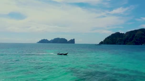 Vista desde arriba, impresionante vista aérea de Koh Phi Phi Leh (Phi Phi Island) con la hermosa bahía Maya. Un agua turquesa y clara baña una playa blanca rodeada de montañas de piedra caliza. Tailandia . — Vídeos de Stock