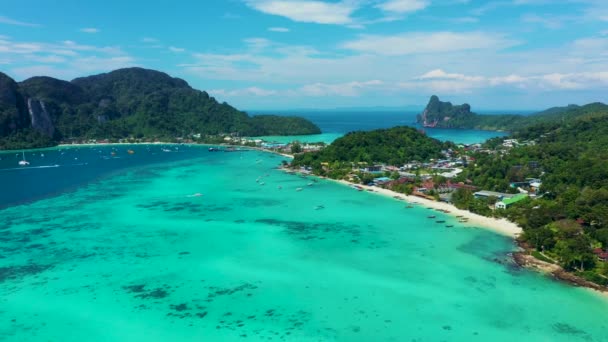 Phi Phi Islands, Ταϊλάνδη, Drone πλάνα, Δίπλα στον κόλπο των Μάγια, Πολλά σκάφη, γιοτ, όμορφος καιρός, ορατά βουνά, δάσος, λιμνοθάλασσα, τυρκουάζ, γαλάζια νερά — Αρχείο Βίντεο