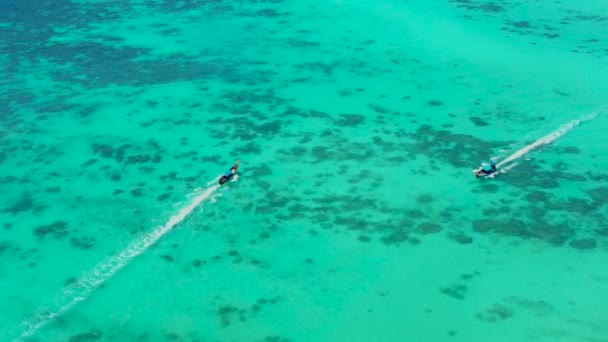 ピピ島の空の景色。ボート、ヨット、美しい天気、見える山々、森、ラグーン、ターコイズブルーの水がたくさんあります。クラビ県タイ — ストック動画