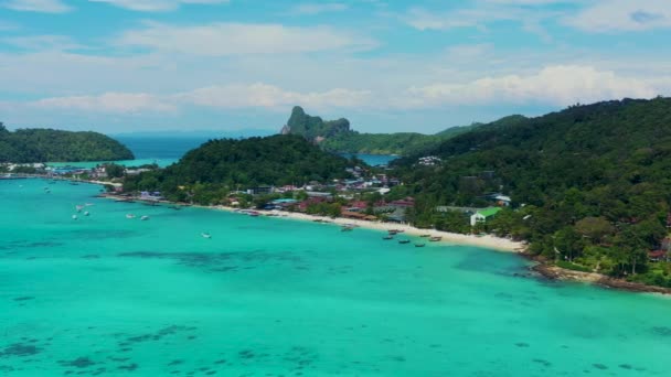 ピピ島の空の景色。ボート、ヨット、美しい天気、見える山々、森、ラグーン、ターコイズブルーの水がたくさんあります。クラビ県タイ — ストック動画