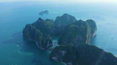 Yukarıdan, güzel Maya Körfezi 'yle Koh Phi Phi Leh' in (Phi Phi Adası) göz kamaştırıcı hava manzarası. Turkuaz ve berrak su kireçtaşı dağlarıyla çevrili beyaz bir plajı yıkıyor. Tayland.