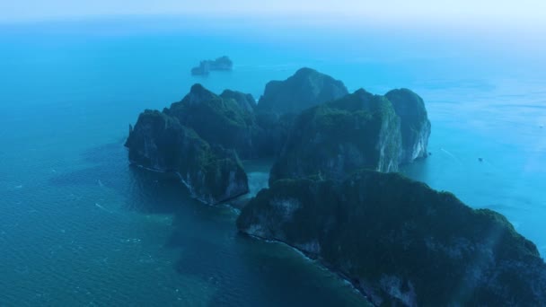 View from above, stunning aerial view of Koh Phi Phi Leh (Phi Phi Island) with the beautiful Maya Bay. A turquoise and clear water bathes a white beach surrounded by limestone mountain. Thailand. — Stock Video