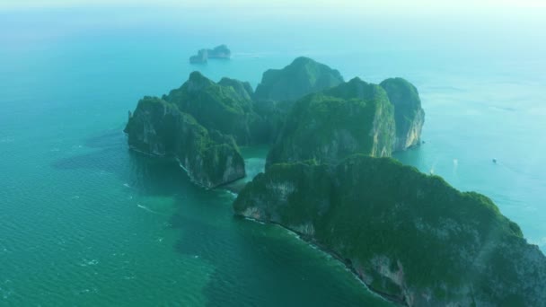 Légi kilátás ikonikus trópusi türkiz víz Pileh Lagúna körül mészkő sziklák, Phi Phi szigetek, Thaiföld — Stock videók
